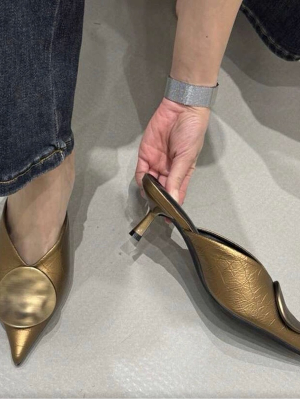 Women’s Metallic Gold Pointed-Toe Jeans-Complementing Flats - Picture 3 of 4